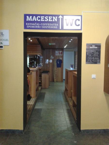 Macesen bar - u vchodu